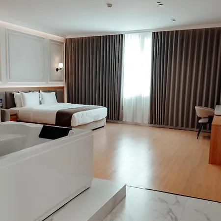Отель Holiday Hotel