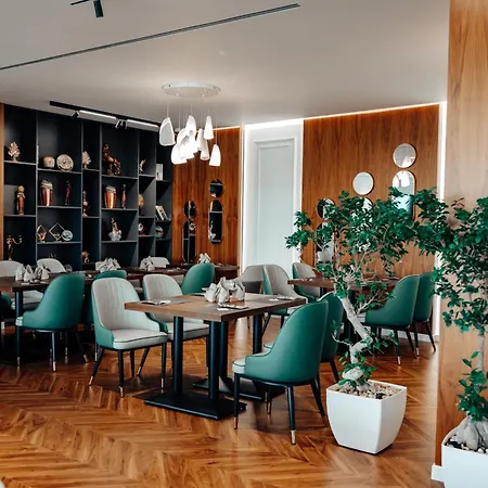 Отель Holiday Hotel 4*