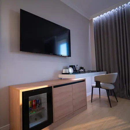 Отель Holiday Hotel 4*
