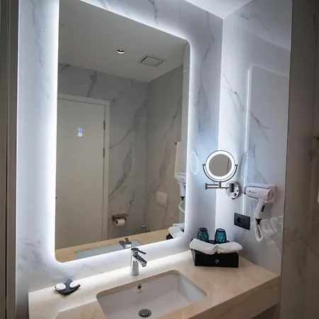Отель Holiday Hotel 4*